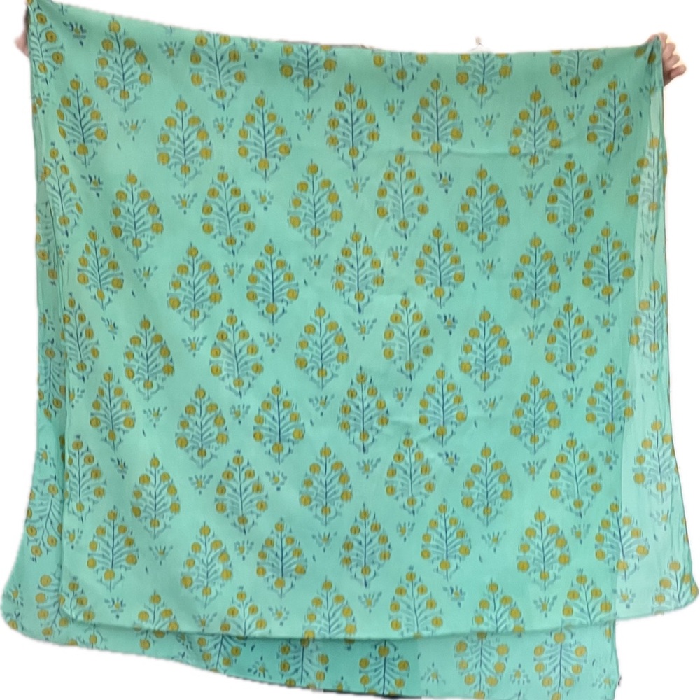GAP Green and Yellow Leaf Pattern Scarf - Picture 3 of 10